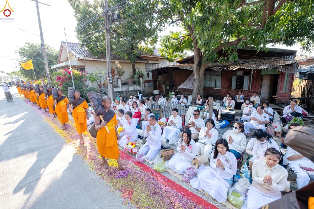 ภาพ No.292863:วันที่ 11 มกราคม พ.ศ. 2569 พิธีต้อนรับพระธรรมยาตรา ณ อนุสรณ์สถานลำดับที่ 3 สถานที่เกิดในเพศสมณะ วัดสองพี่น้อง อำเภอสองพี่น้อง จังหวัดสุพรรณบุรี ในโครงการธรรมยาตรา กตัญญูบูชา มหาปูชนียาจารย์ พระมงคลเทพมุนี(สด จนฺทสโร) พระผู้ปราบมาร อนุสรณ์สถาน 7 แห่ง ปีที