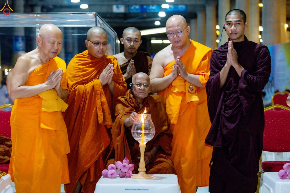 ภาพ No.331024:วันวิสาขบูชา อาทิตย์ที่ 31 พฤษภาคม พ.ศ.2569 พิธีจุดวิสาขประทีป , พิธีเวียนประทักษิณ  รอบพระมหาธรรมกายเจดีย์  และพิธีฉลองชัยสวดมนต์บทธัมมจักกัปปวัตนสูตร  ครบ 8,415,000,000 จบ ณ วัดพระธรรมกาย
