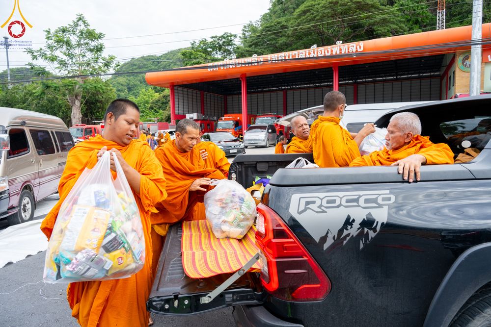 ภาพ No.341195:วันที่ 27 กรกฎาคม พ.ศ. 2569 พิธีตักบาตรพระ 1,000 รูป เมืองพัทลุง  ณ ถนนราเมศวร์ อ.เมือง จ.พัทลุง