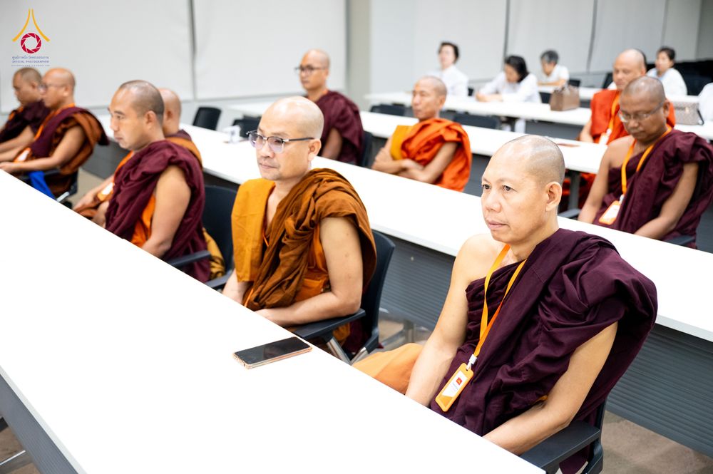 ภาพ No.325576:วันที่ 24 เมษายน พ.ศ.2569 หลวงพ่อทัตตชีโว รองเจ้าอาวาสวัดพระธรรมกาย ถวายการต้อนรับและปฏิสันถารคณะสงฆ์เมียนมาร์