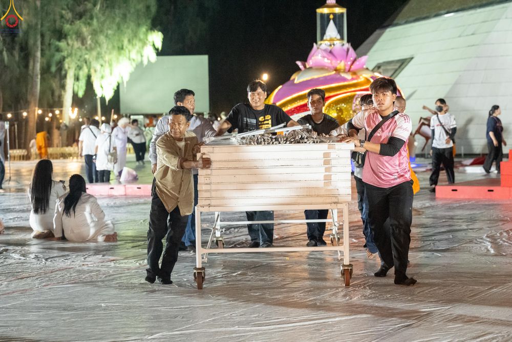 ภาพ No.301599:ภาพเบื้องหลังอาสาสมัครรวมใจ ชุดที่ 4 ในโครงการธรรมยาตรา กตัญญูบูชา มหาปูชนียาจารย์ พระมงคลเทพมุนี(สด จนฺทสโร) พระผู้ปราบมาร อนุสรณ์สถาน 7 แห่ง ปีที่ 14