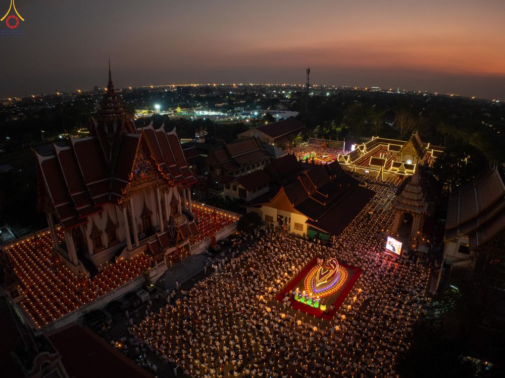 ภาพ No.297160:วันที่ 17 มกราคม พ.ศ. 2569 พิธีจุดประทีปถวายเป็นพุทธบูชา และบูชาธรรมมหาปูชนียาจารย์ (ภาพชุดที่ 2) ณ วัดโบสถ์บน ต.บางคูเวียง จ.นนทบุรี อนุสรณ์สถานลำดับที่ 4 สถานที่เกิดด้วยกายธรรม ในโครงการธรรมยาตรา กตัญญูบูชา มหาปูชนียาจารย์ พระมงคลเทพมุนี(สด จนฺทสโร) พร