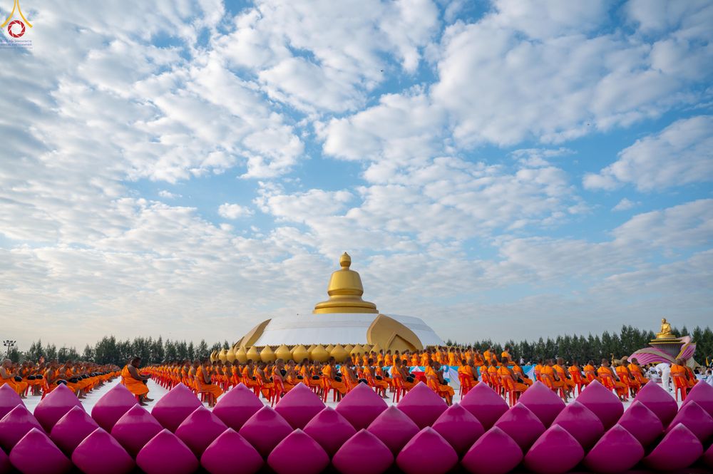 ภาพ No.302608:วันที่ 24 มกราคม พ.ศ. 2569 พิธีตักบาตรพระธรรมยาตรา(ภาพชุดที่ 2) ณ อนุสรณ์สถานลำดับที่ 5 สถานที่เผยแผ่วิชชาธรรมกายครั้งแรก อนุสรณ์สถานบางปลา วัดบางปลา อำเภอบางเลน จังหวัดนครปฐม ในโครงการธรรมยาตรา กตัญญูบูชา มหาปูชนียาจารย์ พระมงคลเทพมุนี(สด จนฺทสโร) พระผู