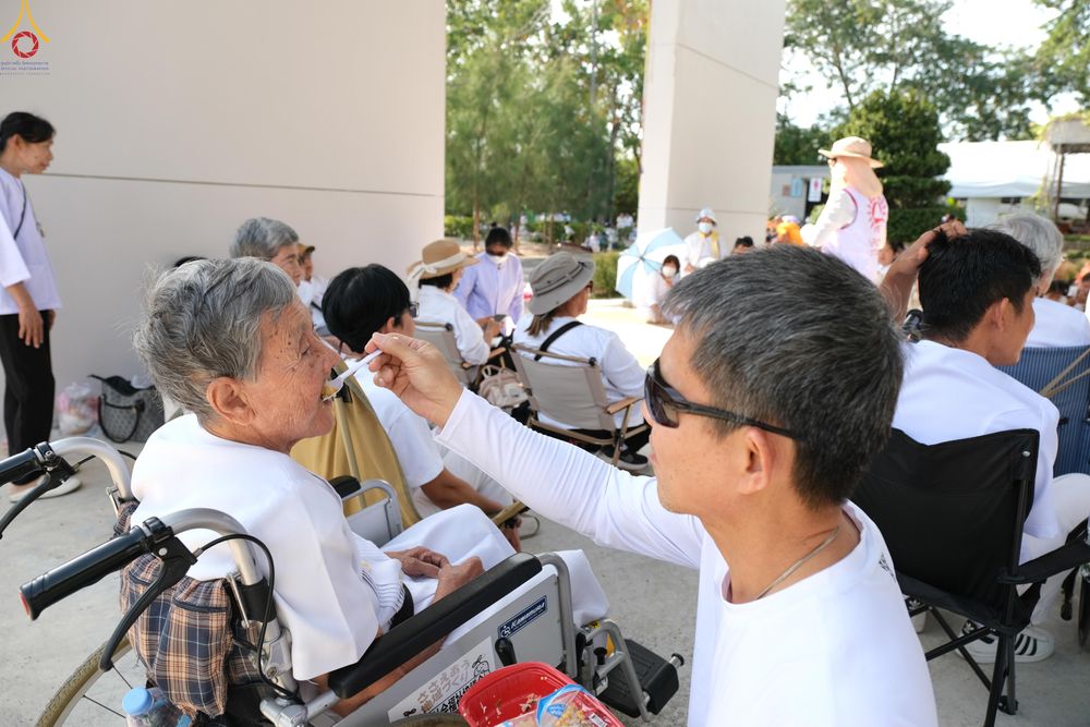 ภาพ No.287677:วันที่ 3 มกราคม พ.ศ. 2569 พิธีต้อนรับพระธรรมยาตรา ครั้งที่ 2 (ภาพชุดที่ 2) ในโครงการธรรมยาตรา กตัญญูบูชา มหาปูชนียาจารย์ พระมงคลเทพมุนี(สด จนฺทสโร) พระผู้ปราบมาร อนุสรณ์สถาน 7 แห่ง ปีที่ 14 ณ อนุสรณ์สถานมหาวิหารพระมงคลเทพมุนี (โลตัสแลนด์) อ.สองพี่น้อง จ.