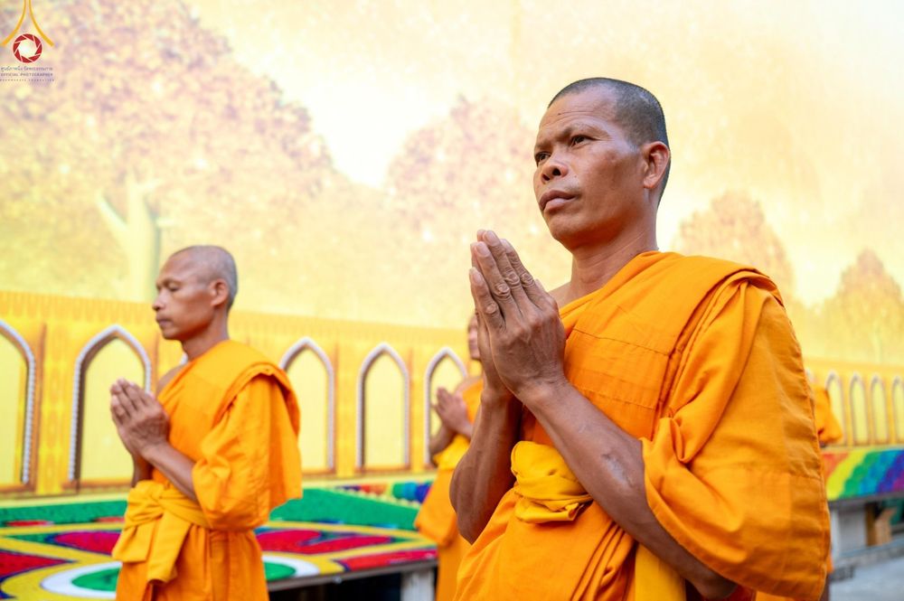 ภาพ No.201331:พระธรรมยาตราปฏิบัติธรรม และถ่ายภาพหมู่ประวัติศาสตร์ ณ อาคารธรรมยาตรา กตัญญูบูชามหาปูชนียาจารย์  ตรงข้ามวัดปากน้ำภาษีเจริญ จ.กรุงเทพมหานคร ในโครงการธรรมยาตรา กตัญญูบูชา มหาปูชนียาจารย์ พระมงคลเทพมุนี(สด จนฺทสโร) พระผู้ปราบมาร อนุสรณ์สถาน 7 แห่ง ปีที่ 13