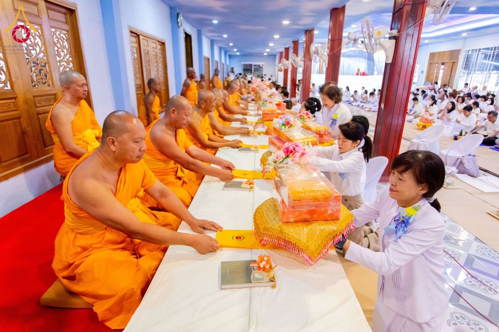 ภาพ No.195909:พิธีถวายภัตตาหารเป็นสังฆทาน แด่พระธรรมยาตรา ณ วัดโบสถ์(บน) ตำบลบางคูเวียง อำเภอบางกรวย จังหวัดนนทบุรี ในโครงการธรรมยาตรา กตัญญูบูชา มหาปูชนียาจารย์ พระมงคลเทพมุนี(สด จนฺทสโร) พระผู้ปราบมาร อนุสรณ์สถาน 7 แห่ง ปีที่ 13 วันที่ 16 มกราคม พ.ศ. 2568
