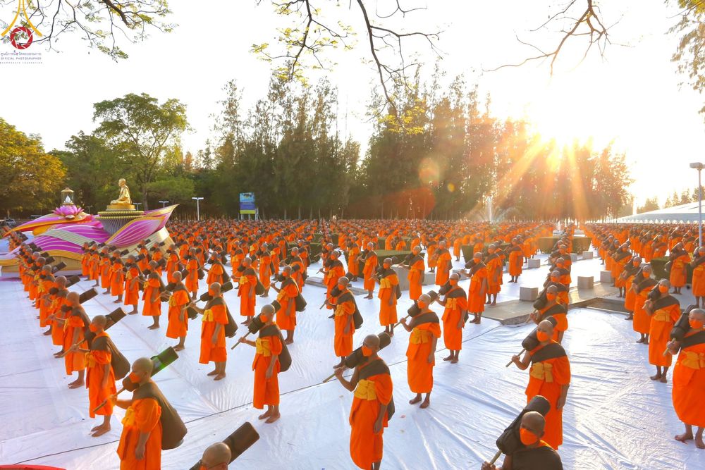 ภาพ No.104422:พระธรรมยาตราร่วมปฏิบัติธรรม และถ่ายภาพหมู่ประวัติศาสตร์ หน้ามหาวิหารพระมงคลเทพมุนี วันที่ 27 ธันวาคม พ.ศ. 2566