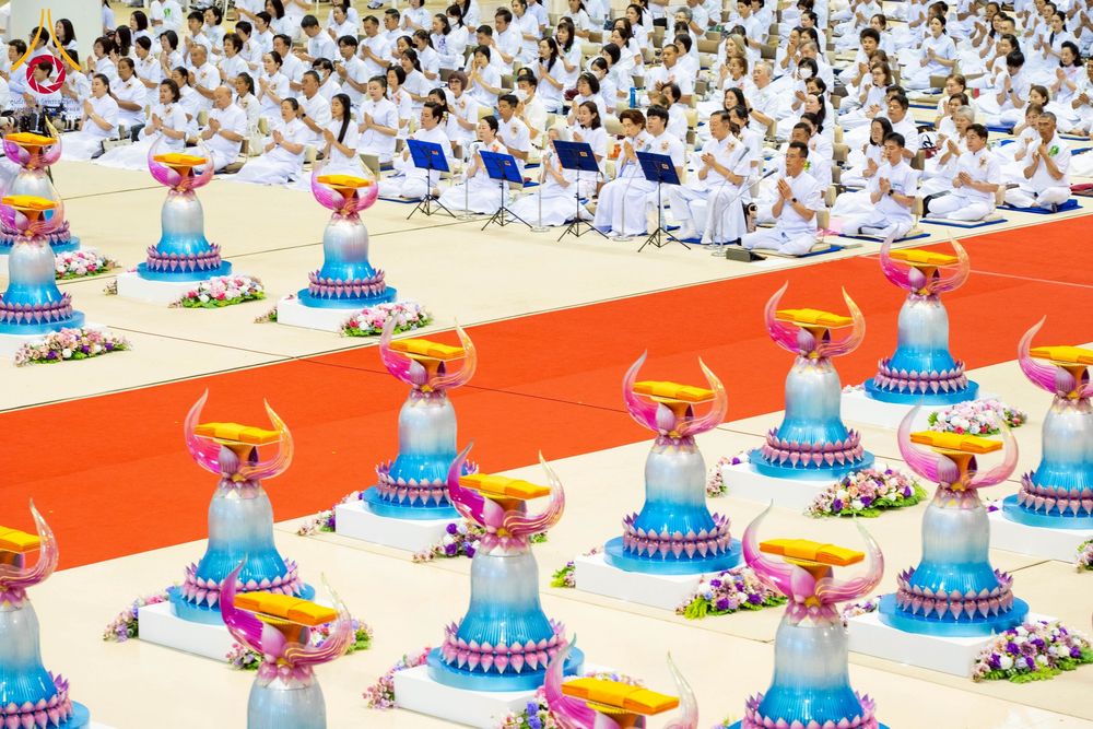 ภาพ No.215331:วันอาทิตย์ต้นเดือนที่ 6 เมษายน พ.ศ. 2568 พิธีบูชาข้าวพระ สภาธรรมกายสากล วัดพระธรรมกาย
