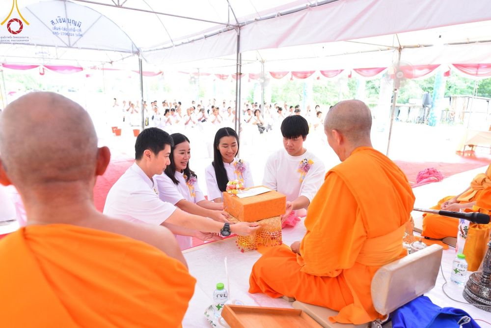 ภาพ No.158142:พิธีทอดผ้าป่า ติดตั้งแผ่นสิริฉะทะนะรัสมี(หลังคา) อาคาร 80 ปี หลวงพ่อธัมมชโย วันอาทิตย์ที่ 22 กันยายน พ.ศ. 2567 ณ ศูนย์ปฏิบัติธรรมวิหารแดง อ.วิหารแดง จ.สระบุรี