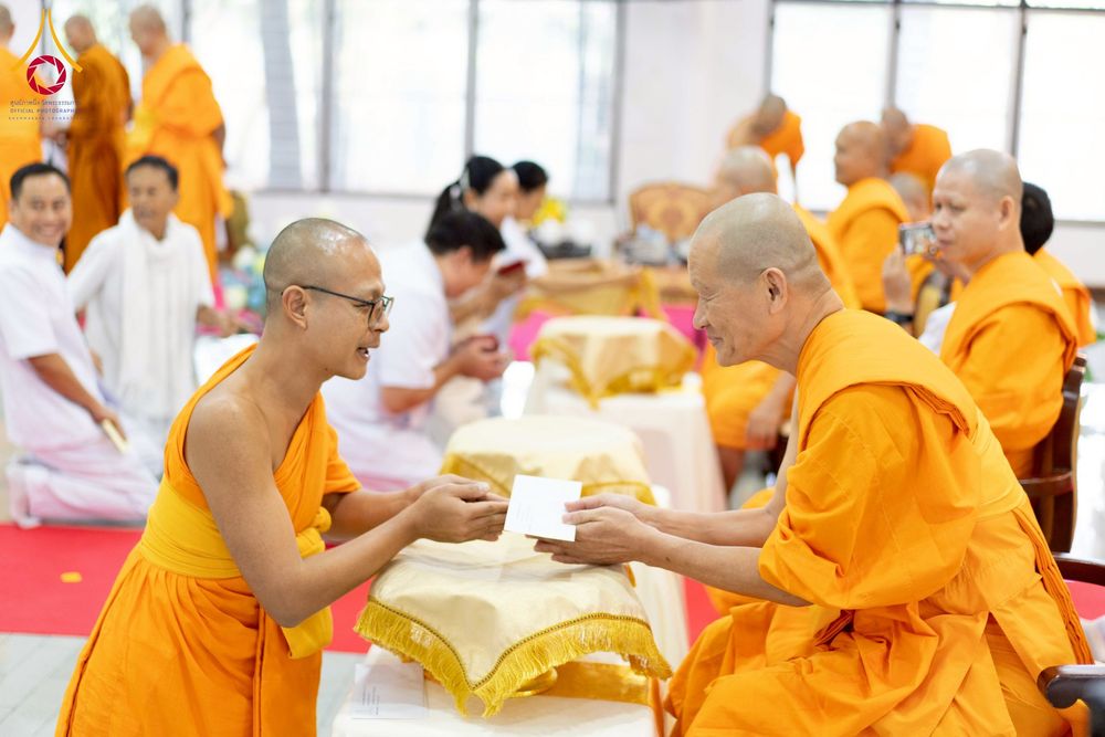 ภาพ No.276718:วันเสาร์ที่ 6 ธันวาคม พ.ศ. 2568 พิธีมุทิตาสักการะ เนื่องในโอกาสที่พระเดชพระคุณพระพรหมดิลก เจ้าอาวาสวัดสามพระยา วรวิหาร เมตตาเป็นประธานในพิธีตั้งฐานานุกรมใน พระราชวิเทศวชิรเวที (บัณฑิต วรปญฺโญ) ผู้ช่วยเจ้าอาวาสวัดพระธรรมกาย (ไวโรจน์ วิโรจโน) ผู้ช่วยเจ้าอา