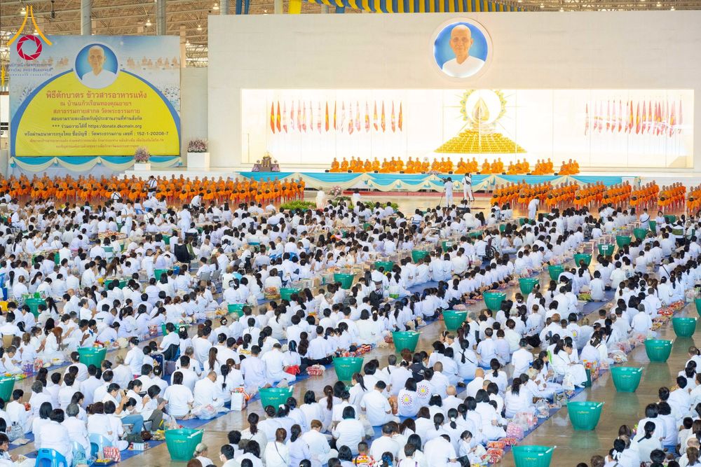 ภาพ No.256800:วันที่ 5 ตุลาคม พ.ศ. 2568 พิธีตักบาตร ข้าวสารอาหารแห้ง ณ บ้านแก้วเรือนทองคุณยายฯ สภาธรรมกายสากล วัดพระธรรมกาย