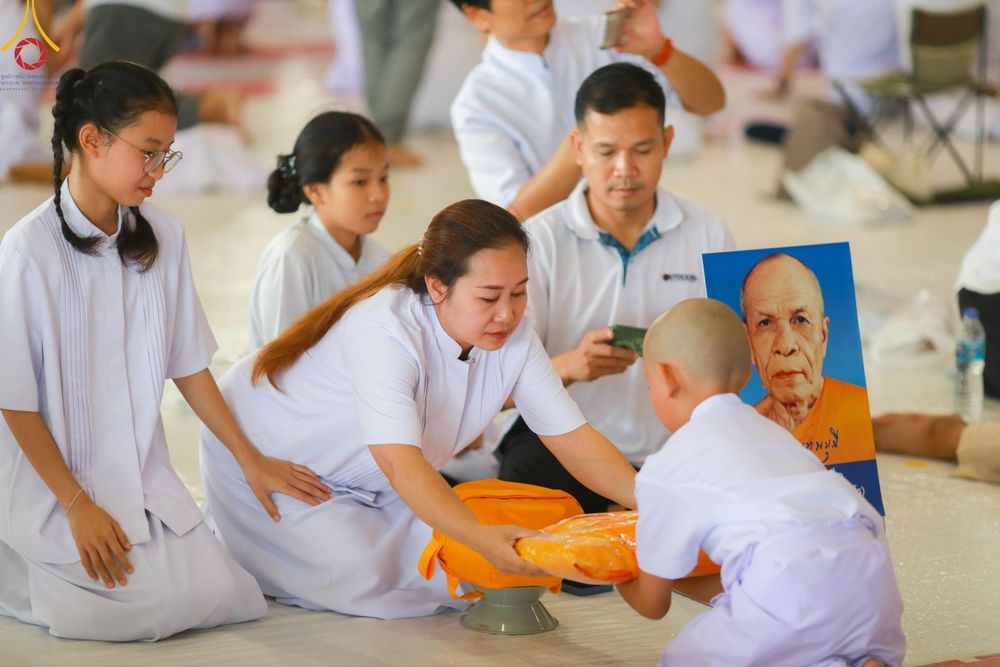 ภาพ No.133937:พิธีขอขมามอบผ้าไตร โครงการบรรพชาสามเณร ศูนย์อบรมวัดพระธรรมกาย ณ วัดพระธรรมกาย วันเสาร์ที่ 6 เมษายน พ.ศ. 2567