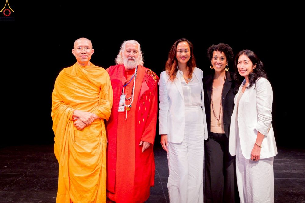 ภาพ No.249787:วันอาทิตย์ที่ 28 กันยายน พ.ศ. 2568 การปฏิบัติธรรมบูชาธรรม 108 ปี แห่งการบรรลุธรรมของหลวงปู่วัดปากน้ำ ได้จุดประทีปสันติภาพไปทั่วโลก และได้ร่วมเสวนาทางปัญญา เพื่อการขยายพระพุทธศาสนาวิชชาธรรมกายไปทั่วโลก  ในงาน HTC Newyork USA