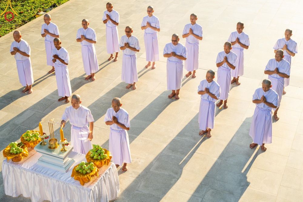 ภาพ No.159731:พิธีตัดปอยผมปลงผมนาคธรรมทายาท, พิธีบรรพชาอุปสมบทหมู่ โครงการอุปสมบทหมู่บูชาธรรม 140 ปี พระมงคลเทพมุนี (สด จนฺทสโร) ณ โบสถ์พระไตรปิฏก วัดพระธรรมกาย วันเสาร์ที่ 5 ตุลาคม พ.ศ. 2567