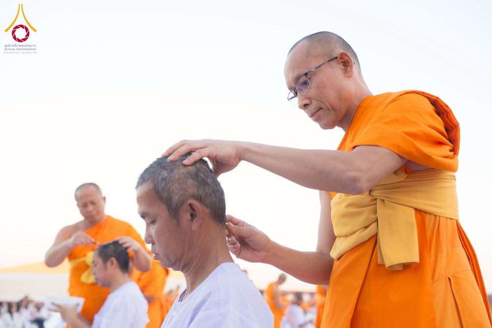 ภาพ No.274780:วันอาทิตย์ที่ 30 พฤศจิกายน พ.ศ. 2568 พิธีปลงผม โครงการอุปสมบทบูชาธรรมมหาปูชนียาจารย์ ปี 2568 ณ ลานธรรมพระมหาธรรมกายเจดีย์ ฝั่งทิศตะวันตก ระหว่างวิหารคดหมายเลข 8 และ 9 วัดพระธรรมกาย