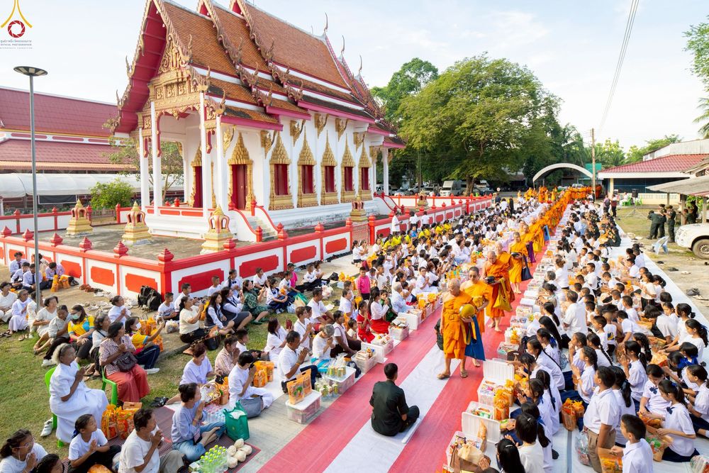 ภาพ No.234411:วันพฤหัสบดีที่ 24 กรกฎาคม พ.ศ. 2568 พิธีถวายสังฆทานแก่คณะสงฆ์ 323 วัด , พิธีมอบกองทุนหนุนแรงใจช่วยครูใต้ , พิธีทำบุญส่วนกุศลแด่ผู้วายชนม์ ในเหตุการณ์ความไม่สงบ 4 จังหวัด ชายแดนภาคใต้ (ปัตตานี , ยะลา , นราธิวาส , สงขลา) ปีที่ 21 ครั้งที่ 179 ณ วัดเวฬุวัน 