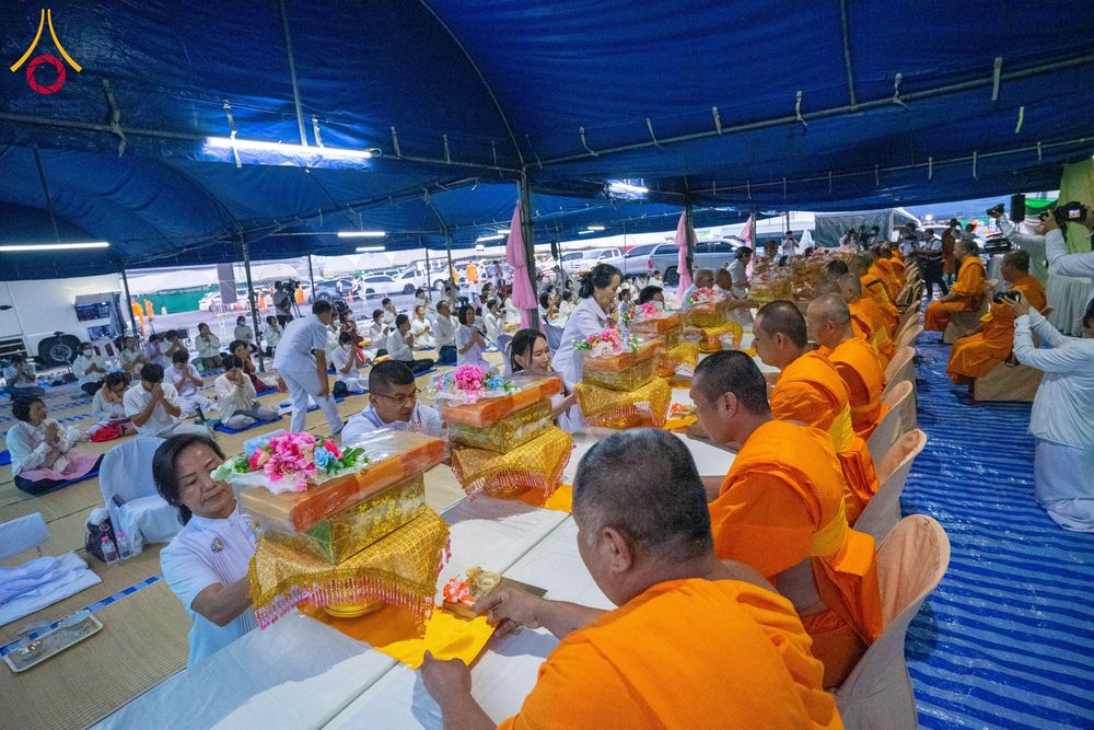 ภาพ No.191804:พิธีถวายภัตตาหารเป็นสังฆทาน แด่พระธรรมยาตรา ณ อนุสรณ์สถานคลองบางนางแท่น อ.สามพราน จ.นครปฐม ในโครงการธรรมยาตรา กตัญญูบูชา มหาปูชนียาจารย์ พระมงคลเทพมุนี(สด จนฺทสโร) พระผู้ปราบมาร อนุสรณ์สถาน 7 แห่ง ปีที่ 13 วันที่ 9 มกราคม พ.ศ. 2568