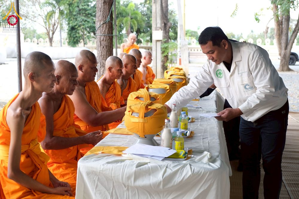 ภาพ No.277959:พิธีตัดปอยผมและปลงผมนาคธรรมทายาท พิธีขอขมาผู้ปกครอง ณ ศูนย์อบรมเยาวชนนครปฐม จ.นครปฐม และพิธีมอบบาตร ผ้าไตร นาคธรรมทายาท พิธีบรรพชา อุปสมบทหมู่ ณ วัดลาดหญ้าไทร จ.นครปฐม