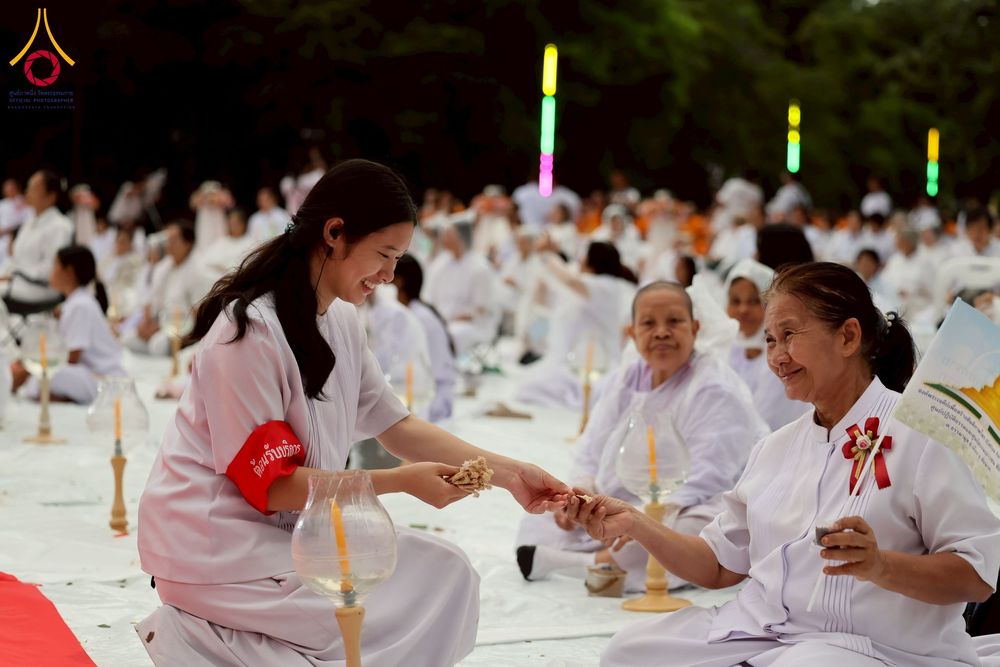 ภาพ No.261915:วันที่ 14 ตุลาคม พ.ศ. 2568 พิธีกลั่นแผ่นดิน โปรยทรายตอกเสาเข็มมหามงคลต้นแรก  สร้างองค์พระเจดีย์และจุดประทีปถวายเป็นพุทธบูชา ณ ศูนย์ปฏิบัติธรรมชัยนาท ต.ธรรมามูล อ.ชัยนาท จ.ชัยนาท