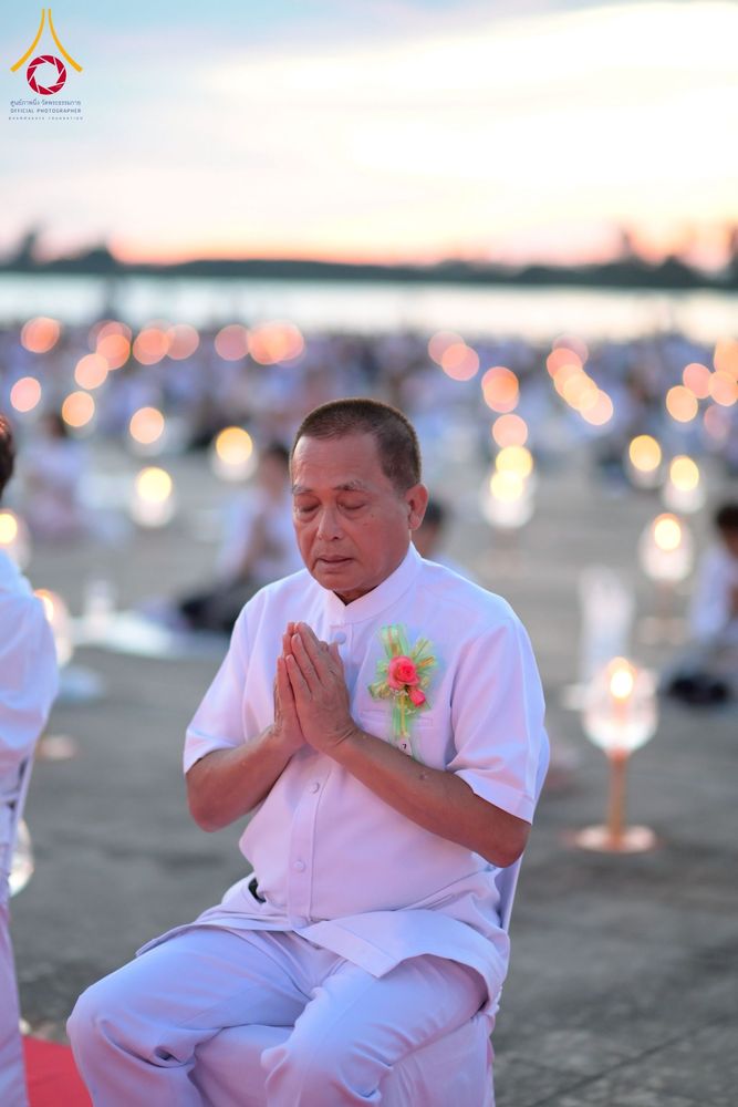 ภาพ No.250479:วันอังคารที่ 7 ตุลาคม พ.ศ. 2568 พิธีจุดประทีปบูชาพระรัตนตรัย ณ ลานธรรมปทุมรัตน์ธรรมเจดีย์ พุทธอุทยานนานาชาติ อ.โพนพิสัย จ.หนองคาย