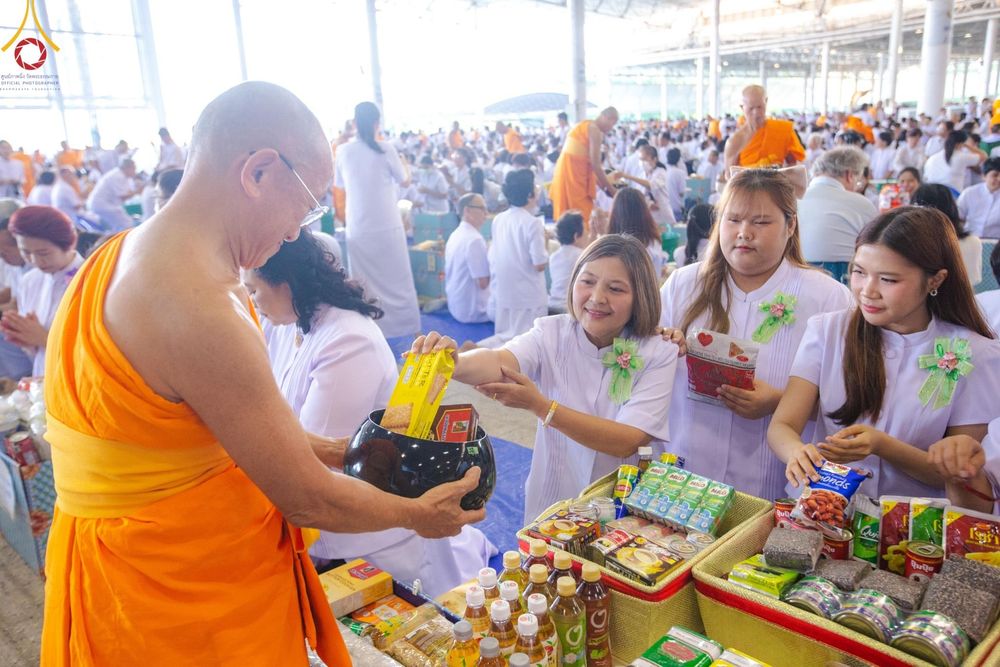 ภาพ No.167522:พิธีตักบาตรและพิธีบูชาข้าวพระ ในวันอาทิตย์ที่ 3 พฤศจิกายน พ.ศ. 2567 ณ วัดพระธรรมกาย