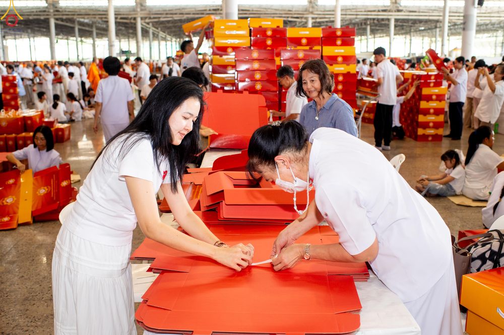 ภาพ No.320517:วันที่ 10 เมษายน พ.ศ.2569 การเตรียมกล่องไทยธรรม เพื่องานถวายมหาสังฆทาน 40,000 กว่าวัดทั่วประเทศ วันคุ้มครองโลก 22 เมษายน พ.ศ.2569 วัดพระธรรมกาย