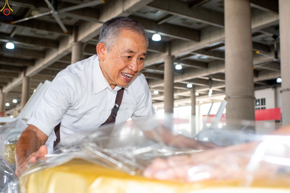 ภาพ No.322323:วันที่ 15 เมษายน พ.ศ.2569 การเตรียมงาน เช็ดโต๊ะ เก้าอี้ ปูผ้าโต๊ะฉัน เพื่องานถวายมหาสังฆทาน 40,000 กว่าวัดทั่วประเทศ วันคุ้มครองโลก 22 เมษายน พ.ศ.2569 วัดพระธรรมกาย