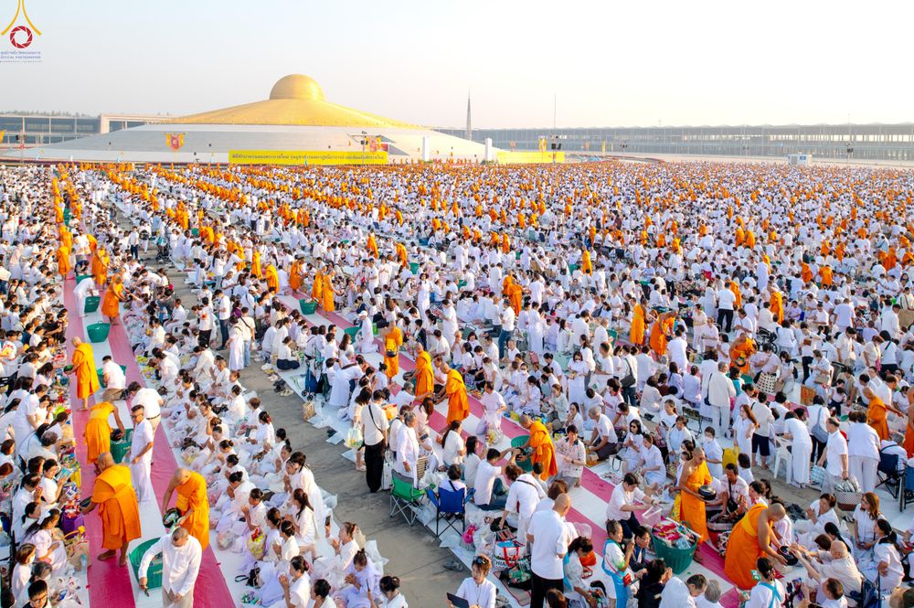 ภาพ No.279891:วันที่ 1 มกราคม พ.ศ.2569 พิธีตักบาตรในวันขึ้นปีใหม่ ณ ลานธรรม วัดพระธรรมกาย