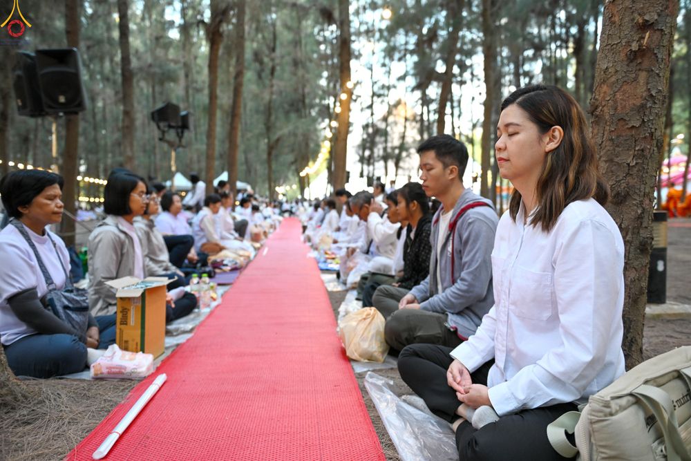 ภาพ No.289209:วันที่ 7 มกราคม พ.ศ. 2569 พิธีตักบาตรพระธรรมยาตรา ณ อนุสรณ์สถานลำดับที่ 1 สถานที่เกิดด้วยรูปกายเนื้อ อนุสรณ์สถานมหาวิหารพระมงคลเทพมุนี (โลตัสแลนด์) อ.สองพี่น้อง จ.สุพรรณบุรี ในโครงการธรรมยาตรา กตัญญูบูชา มหาปูชนียาจารย์ พระมงคลเทพมุนี(สด จนฺทสโร) พระผู้ป