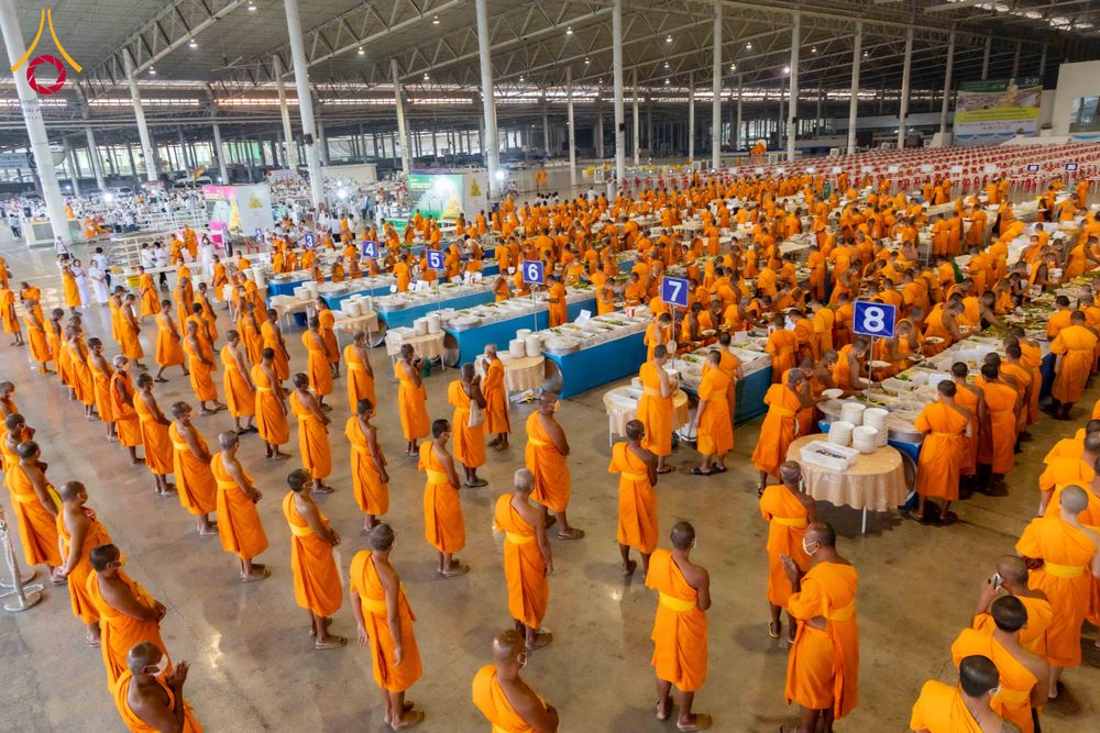 ภาพ No.303980:วันที่ 28 มกราคม พ.ศ. 2569 พิธีถวายภัตตาหารเป็นสังฆทาน แด่พระธรรมยาตรา ณ วัดพระธรรมกาย  จังหวัดปทุมธานี ในโครงการธรรมยาตรา กตัญญูบูชา มหาปูชนียาจารย์ พระมงคลเทพมุนี(สด จนฺทสโร) พระผู้ปราบมาร อนุสรณ์สถาน 7 แห่ง ปีที่ 14