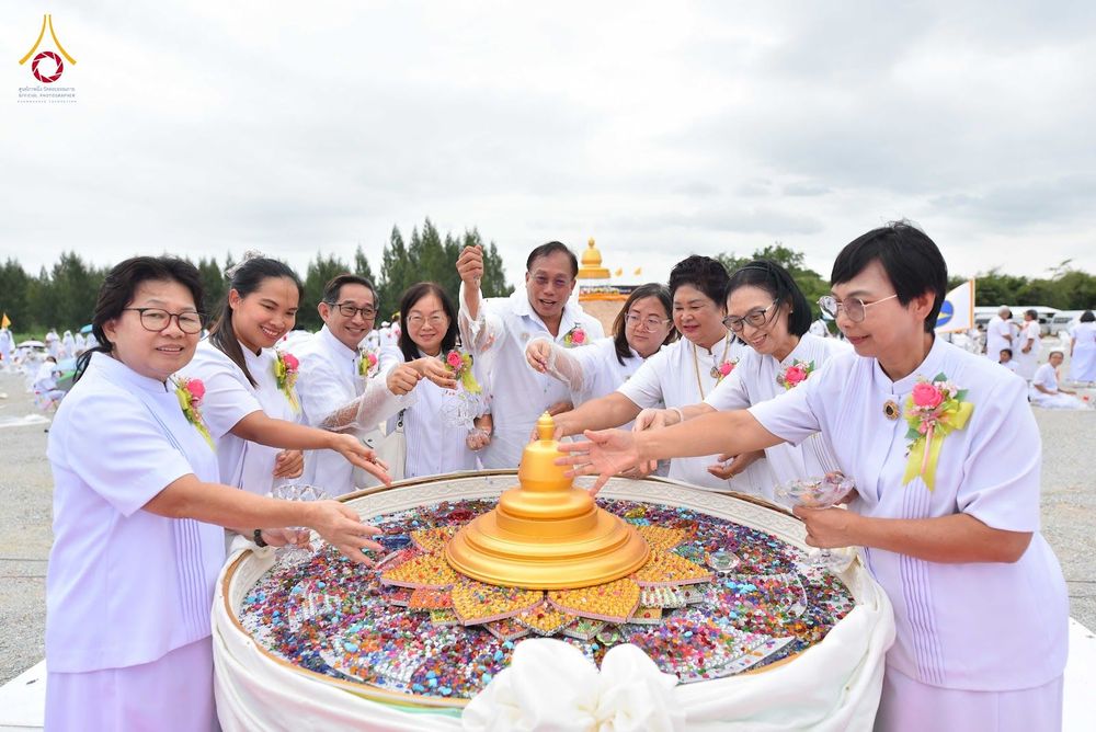 ภาพ No.346660:วันอาทิตย์ที่ 30 สิงหาคม พ.ศ.2569 พิธีทอดผ้าป่า สวดธรรมจักรกัปปวัตนสูตรกลั่นแผ่นดินโปรยรัตนชาติ  สถาปนาองค์พระเจดีย์เพื่อสร้างสันติภาพโลก  ณ ศูนย์ปฏิบัติธรรมพนมสารคาม (เพชรตะวัน) จังหวัดฉะเชิงเทรา