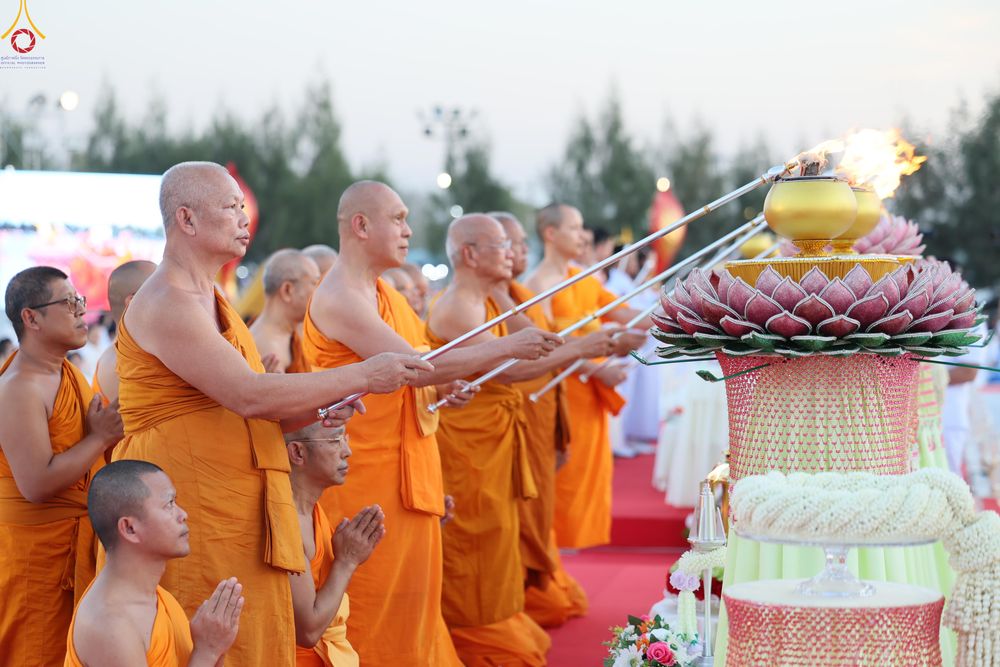 ภาพ No.302141:วันที่ 23 มกราคม พ.ศ. 2569 พิธีจุดประทีปธรรมถวายเป็นพุทธบูชา (ภาพชุดที่ 2) และบูชาธรรมมหาปูชนียาจารย์  ณ อนุสรณ์สถานลำดับที่ 5 สถานที่เผยแผ่วิชชาธรรมกายครั้งแรก อนุสรณ์สถานบางปลา วัดบางปลา อำเภอบางเลน จังหวัดนครปฐม ในโครงการธรรมยาตรา กตัญญูบูชา มหาปูชนีย