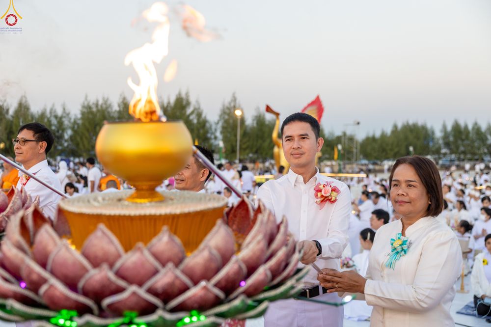 ภาพ No.302148:วันที่ 23 มกราคม พ.ศ. 2569 พิธีจุดประทีปธรรมถวายเป็นพุทธบูชา (ภาพชุดที่ 2) และบูชาธรรมมหาปูชนียาจารย์  ณ อนุสรณ์สถานลำดับที่ 5 สถานที่เผยแผ่วิชชาธรรมกายครั้งแรก อนุสรณ์สถานบางปลา วัดบางปลา อำเภอบางเลน จังหวัดนครปฐม ในโครงการธรรมยาตรา กตัญญูบูชา มหาปูชนีย