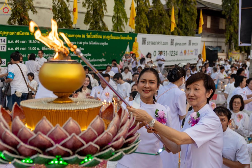 ภาพ No.297031:วันที่ 17 มกราคม พ.ศ. 2569 พิธีจุดประทีปถวายเป็นพุทธบูชา และบูชาธรรมมหาปูชนียาจารย์ (ภาพชุดที่ 2) ณ วัดโบสถ์บน ต.บางคูเวียง จ.นนทบุรี อนุสรณ์สถานลำดับที่ 4 สถานที่เกิดด้วยกายธรรม ในโครงการธรรมยาตรา กตัญญูบูชา มหาปูชนียาจารย์ พระมงคลเทพมุนี(สด จนฺทสโร) พร