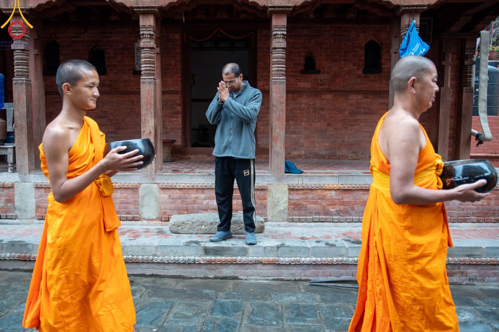 ภาพ No.317157:วันจันทร์ที่ 30 มีนาคม พ.ศ.2569 จาริกบิณฑบาตสยมภูนาทสู่พระราชวังหนุมานโดกา ประเทศเนปาล