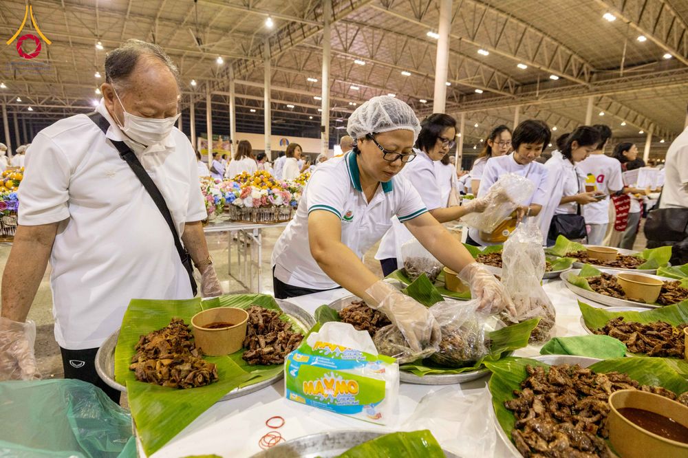 ภาพ No.279112:วันที่ 2 มกราคม พ.ศ.2569 พิธีถวายภัตตาหารเป็นสังฆทาน แด่พระธรรมยาตรา ณ วัดพระธรรมกาย ปทุมธานี ในโครงการธรรมยาตรา กตัญญูบูชา มหาปูชนียาจารย์ พระมงคลเทพมุนี(สด จนฺทสโร) พระผู้ปราบมาร อนุสรณ์สถาน 7 แห่ง ปีที่ 14