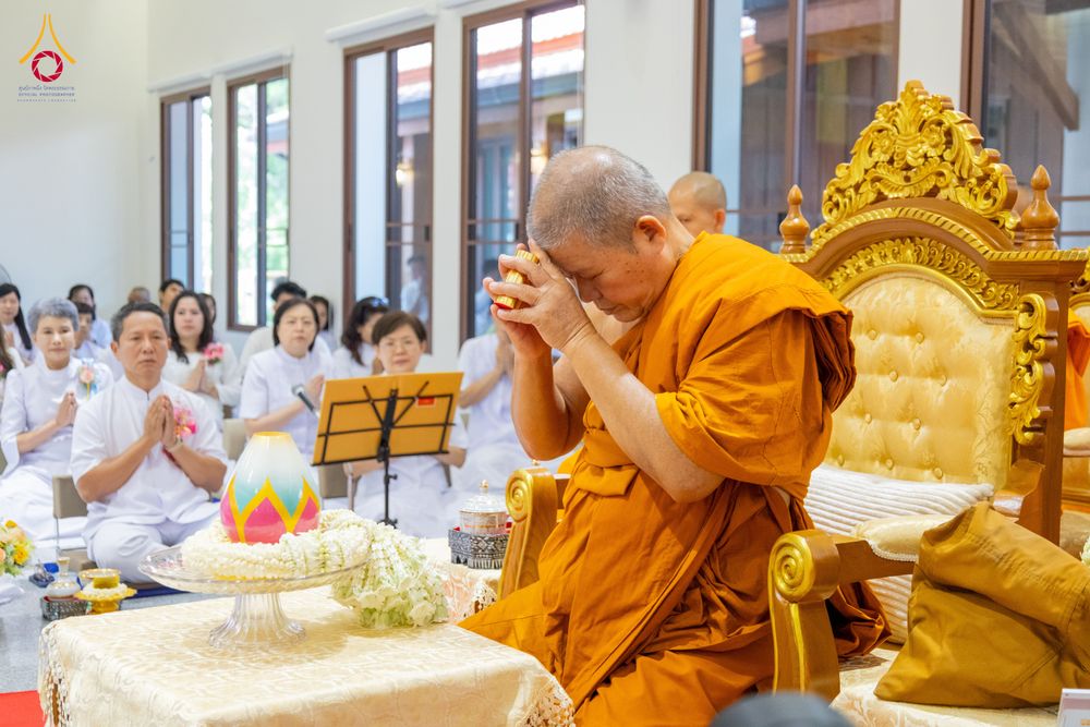 ภาพ No.336252:วันจันทร์ที่ 22 มิถุนายน พ.ศ.2569 พิธีอัญเชิญพระธรรมกาย และบรรจุพระบรมสารีริกธาตุ  ภายในเกศดอกบัวตูม องค์พระประธาน ณ อาคารสมปรารถนา วัดกลางธนรินทร์ ต.บ้านแป้ง อ.พรหมบุรี จ.สิงห์บุรี
