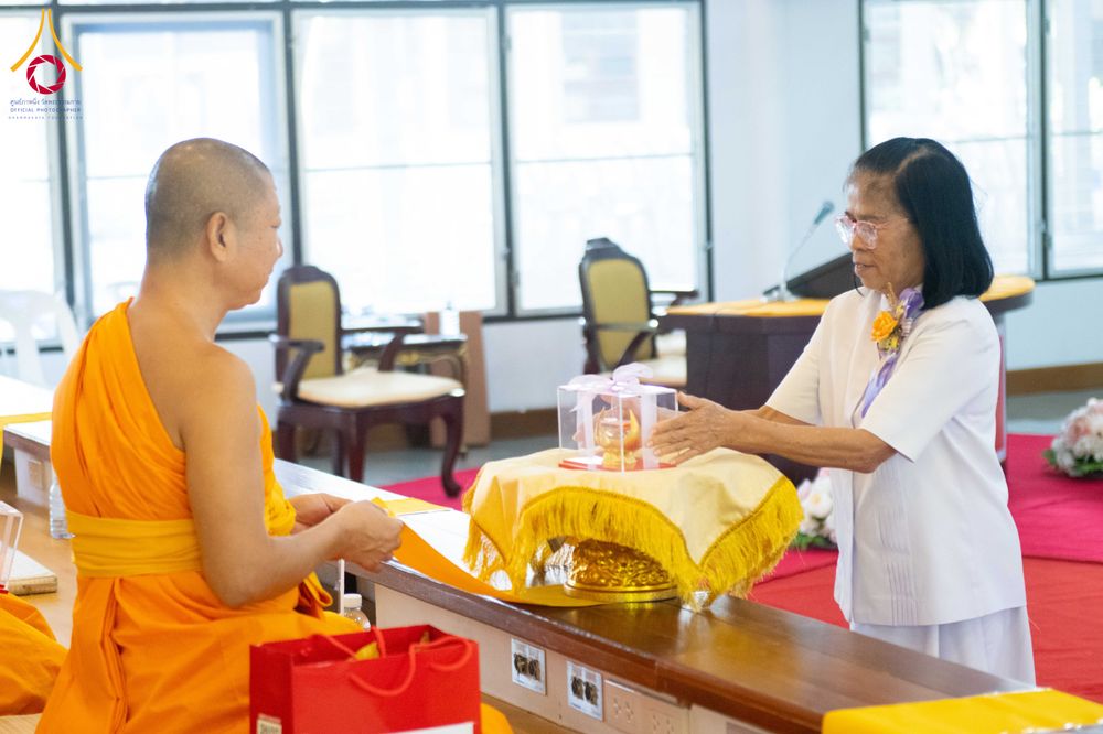 ภาพ No.278488:วันพุธที่ 10 ธันวาคม พ.ศ.2568  พิธีทอดผ้าป่าเพื่อสนับสนุนโครงการตักบาตรพระ 10,000 รูป เมืองกาญจนบุรี ณ อาคารปลูกศรัทธา วัดพระธรรมกาย