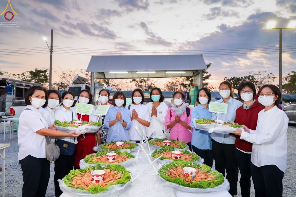 ภาพ No.74120:พิธีถวายภัตตาหารเป็นสังฆทาน แด่คณะพระธรรมยาตราฯ ในโครงการธรรมยาตรากตัญญูบูชา มหาปูชนียาจารย์ พระมงคลเทพมุนี(สด จนฺทสโร) พระผู้ปราบมาร อนุสรณ์สถาน 7 แห่ง ปีที่ 11 วันที่ 25 มกราคม พ.ศ. 2566