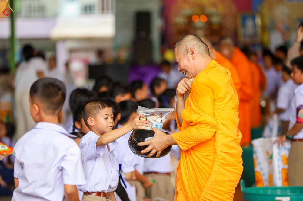 ภาพ No.333677:วันพฤหัสบดี ที่ 11 มิถุนายน พ.ศ.2569 โครงการตักบาตรปลื้มใจ" เนื่องในวันไหว้ครู  ณ โรงเรียนธนสิทธิ์อนุสรณ์ อ.บางพลี จ.สมุทรปราการ