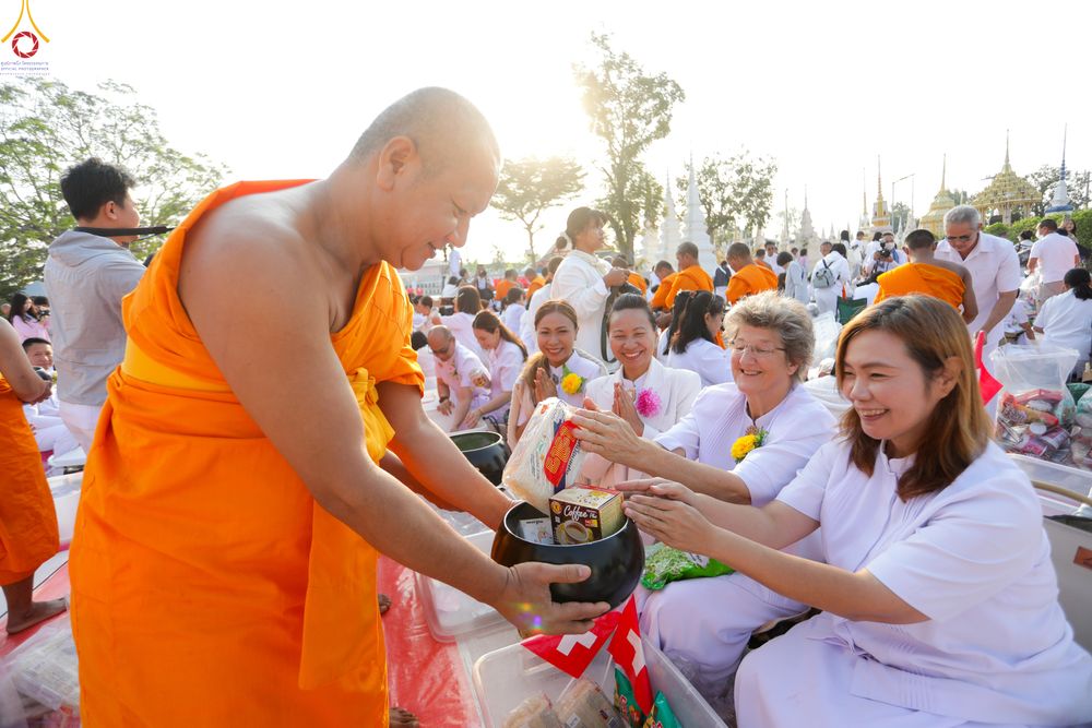 ภาพ No.294504:วันที่ 14 มกราคม พ.ศ. 2569 พิธีตักบาตรพระธรรมยาตรา ณ วัดสองพี่น้อง ต.ต้นตาล อ.สองพี่น้อง จ.สุพรรณบุรี ในโครงการธรรมยาตรา กตัญญูบูชา มหาปูชนียาจารย์ พระมงคลเทพมุนี(สด จนฺทสโร) พระผู้ปราบมาร อนุสรณ์สถาน 7 แห่ง ปีที่ 14