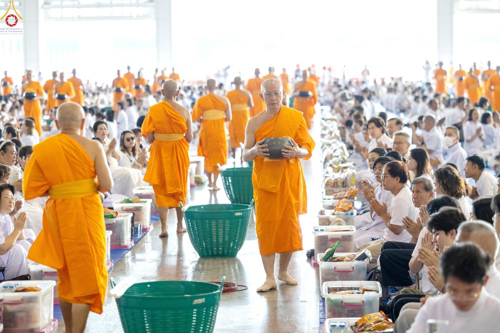 ภาพ No.327928:วันที่ 3 พฤษภาคม พ.ศ.2569 พิธีตักบาตร ข้าวสารอาหารแห้ง ณ บ้านแก้วเรือนทองคุณยายอาจารย์ฯ วัดพระธรรมกาย