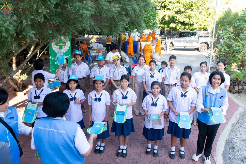 ภาพ No.300646:ภาพเบื้องหลังอาสาสมัครรวมใจ ชุดที่ 3 ในโครงการธรรมยาตรา กตัญญูบูชา มหาปูชนียาจารย์ พระมงคลเทพมุนี(สด จนฺทสโร) พระผู้ปราบมาร อนุสรณ์สถาน 7 แห่ง ปีที่ 14