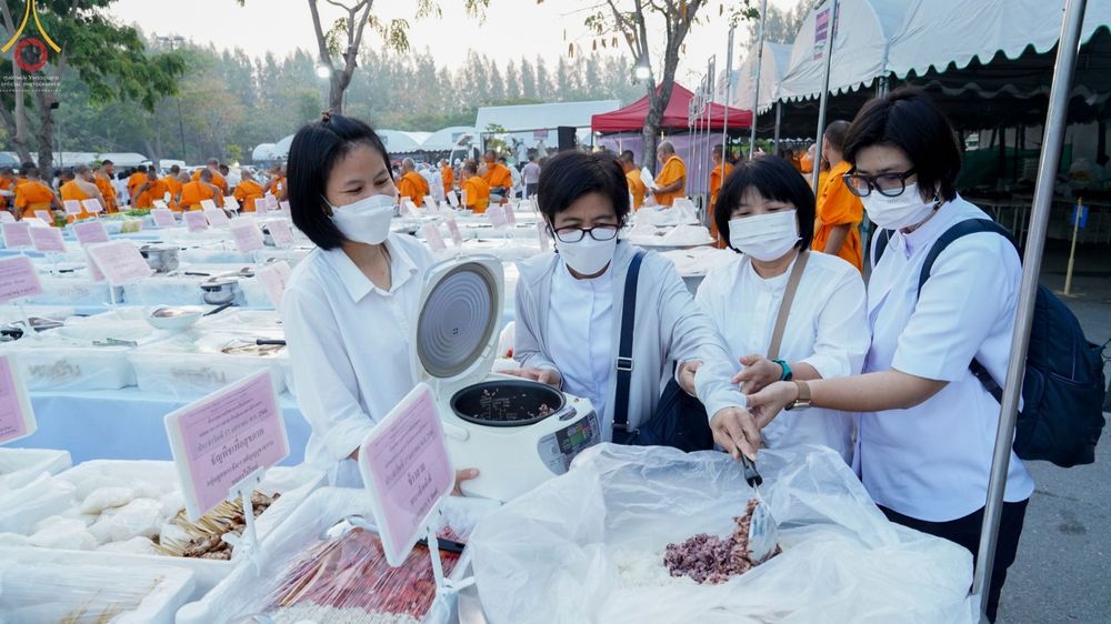 ภาพ No.71791:พิธีถวายภัตตาหารเป็นสังฆทาน แด่คณะพระธรรมยาตราฯ ในโครงการธรรมยาตรากตัญญูบูชา มหาปูชนียาจารย์ พระมงคลเทพมุนี(สด จนฺทสโร) พระผู้ปราบมาร อนุสรณ์สถาน 7 แห่ง ปีที่ 11 วันที่ 17 มกราคม พ.ศ. 2566