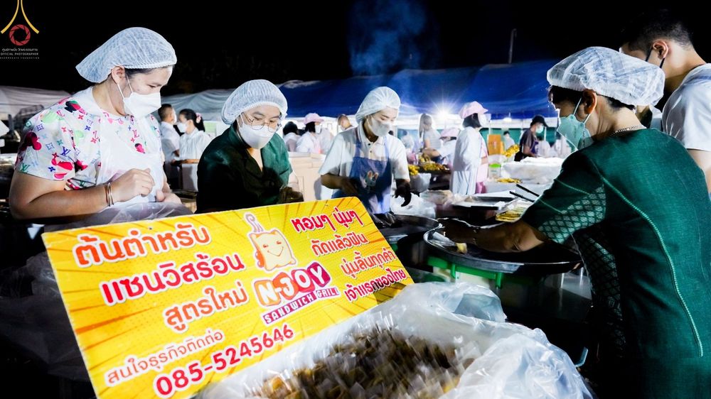 ภาพ No.70061:พิธีถวายภัตตาหารเป็นสังฆทาน แด่คณะพระธรรมยาตราฯ ในโครงการธรรมยาตราฯ ปีที่ 11 ณ อนุสรณ์สถานคลองบางนางแท่น อ.สามพราน จ.นครปฐม วันที่ 11 มกราคม พ.ศ. 2566