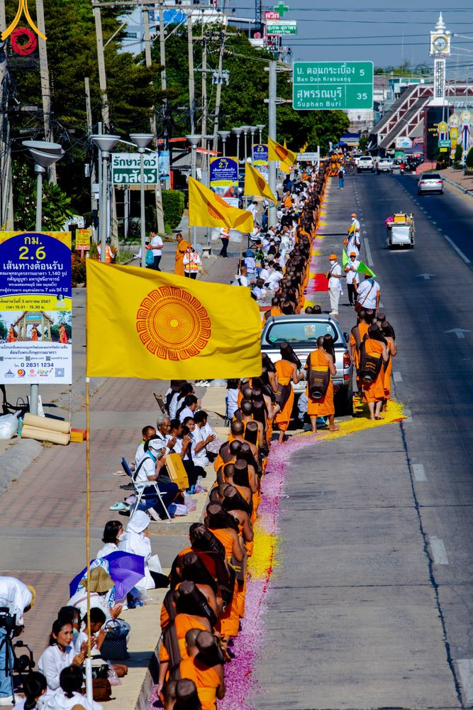 ภาพ No.106154:พิธีต้อนรับพระธรรมยาตรา ชุด 2 ในโครงการธรรมยาตรากตัญญูบูชา มหาปูชนียาจารย์  พระมงคลเทพมุนี(สด จนฺทสโร) พระผู้ปราบมาร  อนุสรณ์สถาน 7 แห่ง ปีที่ 12  วันที่ 3 มกราคม พ.ศ. 2567  ณ อนุสรณ์สถานโลตัสแลนด์ จ.สุพรรณบุรี