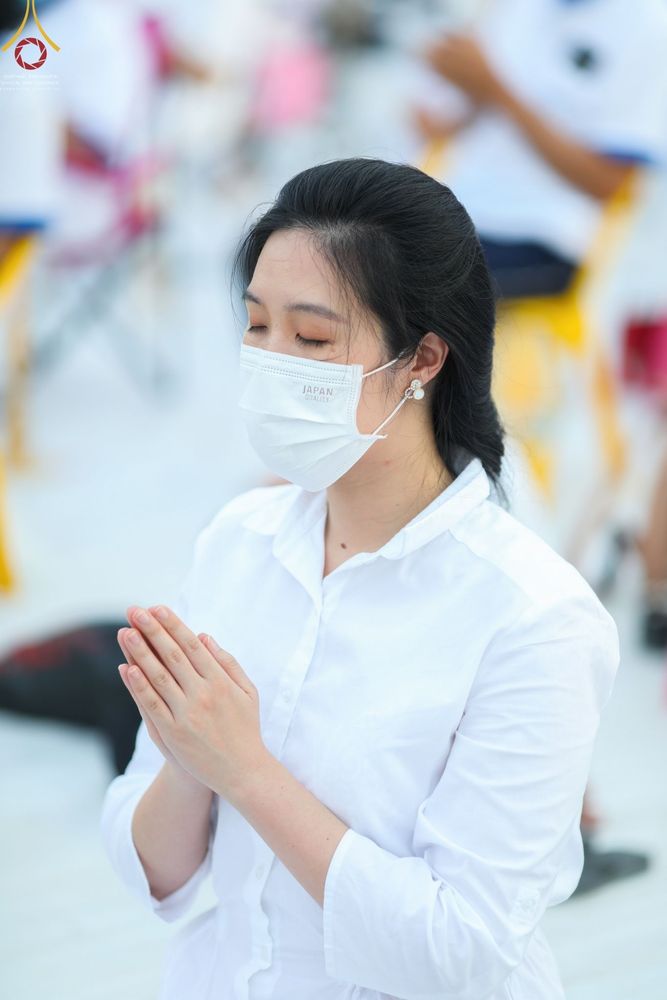 ภาพ No.70187:พิธีจุดประทีปถวายเป็นพุทธบูชา และบูชาธรรมมหาปูชนียาจารย์ ในโครงการธรรมยาตรากตัญญูบูชา มหาปูชนียาจารย์ พระมงคลเทพมุนี(สด จนฺทสโร) พระผู้ปราบมาร ปีที่ 11 ณ อนุสรณ์สถานลำดับที่ 2 สถานที่ตั้งมโนปณิธานบวชตลอดชีวิต อนุสรณ์สถานคลองบางนางแท่น อ.สามพราน จ.นครปฐม 