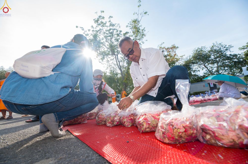 ภาพ No.296225:ภาพเบื้องหลังอาสาสมัครรวมใจ ชุดที่ 2 ในโครงการธรรมยาตรา กตัญญูบูชา มหาปูชนียาจารย์ พระมงคลเทพมุนี(สด จนฺทสโร) พระผู้ปราบมาร อนุสรณ์สถาน 7 แห่ง ปีที่ 14