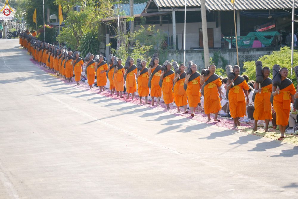 ภาพ No.292867:วันที่ 11 มกราคม พ.ศ. 2569 พิธีต้อนรับพระธรรมยาตรา ณ อนุสรณ์สถานลำดับที่ 3 สถานที่เกิดในเพศสมณะ วัดสองพี่น้อง อำเภอสองพี่น้อง จังหวัดสุพรรณบุรี ในโครงการธรรมยาตรา กตัญญูบูชา มหาปูชนียาจารย์ พระมงคลเทพมุนี(สด จนฺทสโร) พระผู้ปราบมาร อนุสรณ์สถาน 7 แห่ง ปีที
