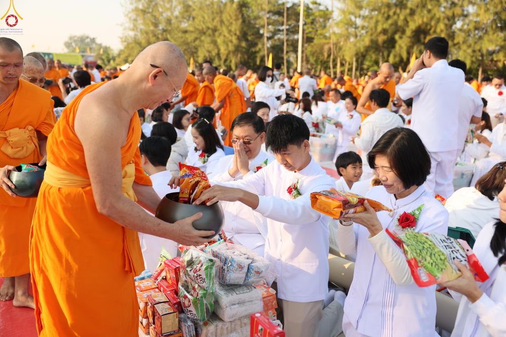 ภาพ No.292489:วันที่ 11 มกราคม พ.ศ. 2569 พิธีตักบาตรพระธรรมยาตรา ณ อนุสรณ์สถานคลองบางนางแท่น อ.สามพราน จ.นครปฐม ในโครงการธรรมยาตรา กตัญญูบูชา มหาปูชนียาจารย์ พระมงคลเทพมุนี(สด จนฺทสโร) พระผู้ปราบมาร อนุสรณ์สถาน 7 แห่ง ปีที่ 14